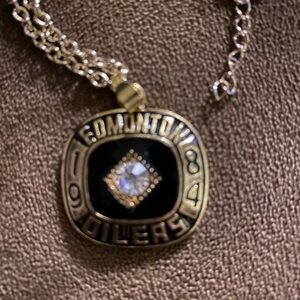 Edmonton Oilers 1984 Gold and Black Pendant Necklace